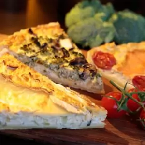 Französischer Quiche Stück