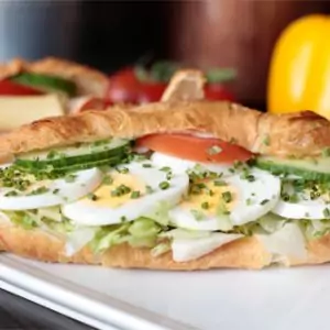 Belegtes Butter-Croissant