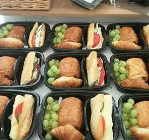 Lunch Box mit Baguette oder wahlweise Salat