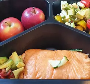 Lunch Box mit Räucherlachs und Avocado-Salat