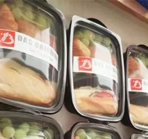 Lunchbox mit verschiedenen Beilagen